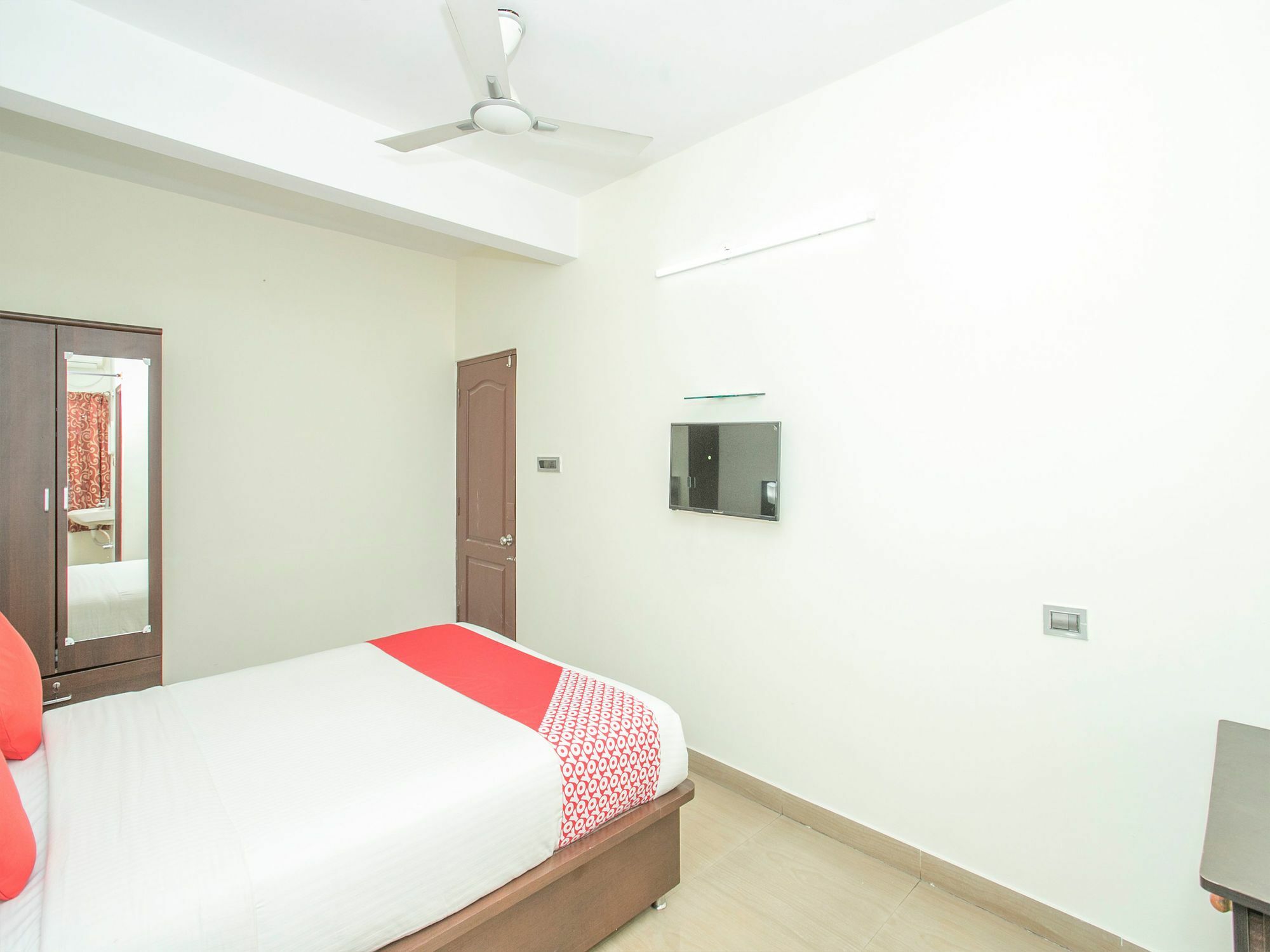 Oyo 13170 Victory Suites Bangalore Bagian luar foto
